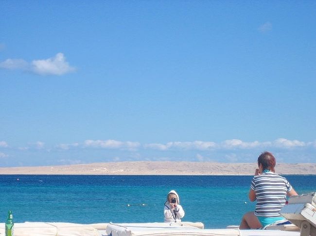 バスローブに身を包んだちびっ子フォトグラファー。<br />ママをモデルにカメラをのぞきます。<br /><br />