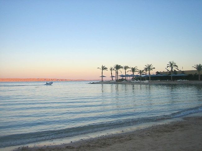 海がだんだんと夕日に染まってゆくのを<br />ただ、眺めていました。