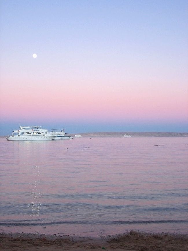 深さの異なる水色に重ねられた、<br />桜色から紫みのピンク。<br /><br />海の水までもが、ピンク色を溶かし込んだ様に<br />柔らかく、優しい色に。