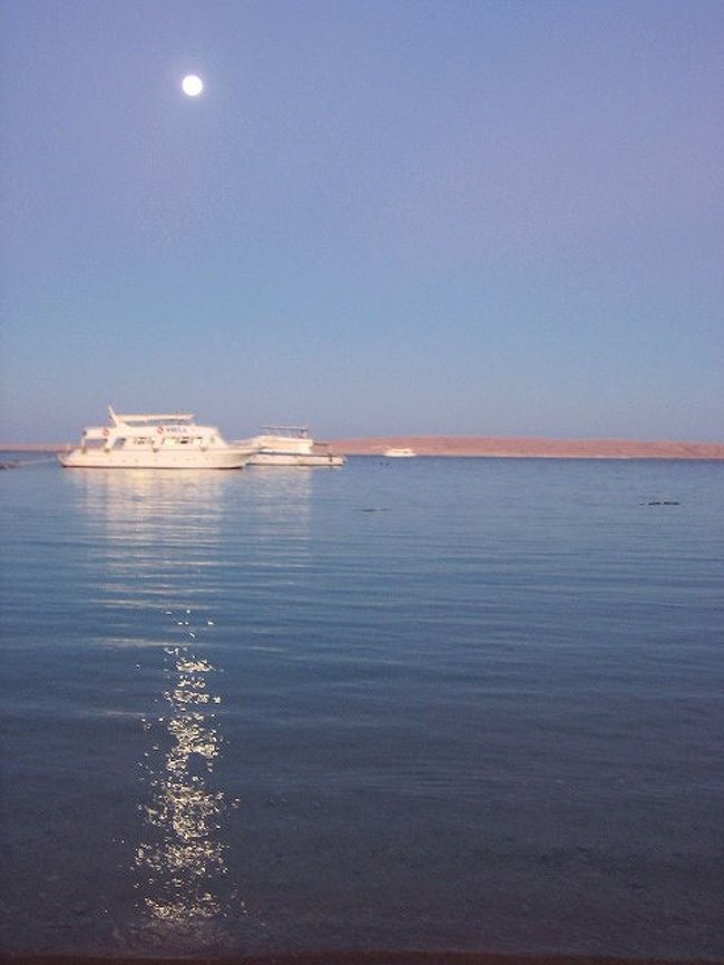 そして、すっかり深い青に変化した空と海の色。<br /><br />月灯りが水面でキラキラと輝いて<br />とてもロマンティックな夕暮れの時。<br /><br />ハルガダでの数日は、<br />こうしてただ、ゆったりと海と共に過ごしました。