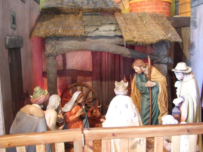 キリストがうまれた「馬小屋｣のお人形を飾ります。日本のお雛様のようです。