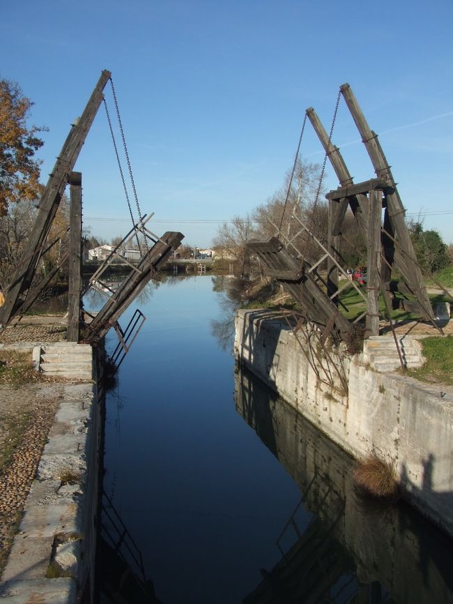 アルルの「ゴッホの跳ね橋」いい天気でした。