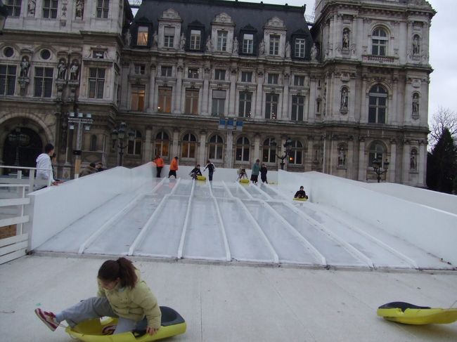 パリ市役所の前のそり用滑り台。「意気なこと」をしますねぇ。夏は砂をまいてビーチにしていました。