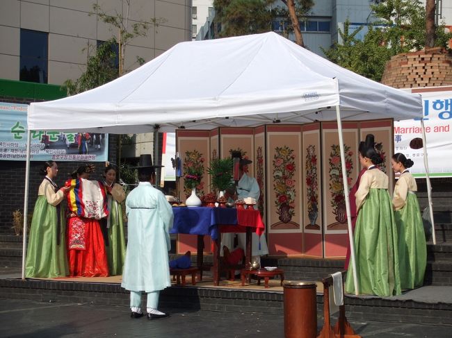 街角で、伝統的な「結婚式｣の様子を再現していました。