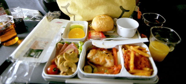 さっそくイタリア風の機内食。<br />気分が盛り上がりますね（^^