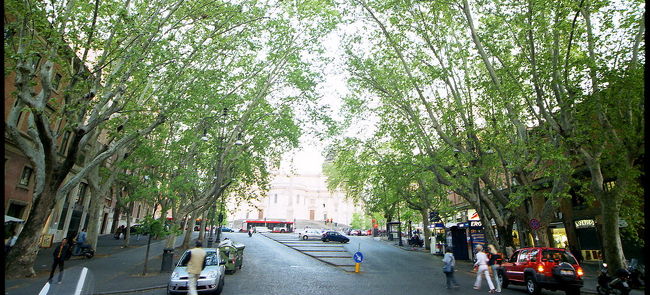 ガイドによると、<br />「この駅前あたりに安宿が集まる」<br />と書いてあるので宿を探しはじめますが。。。<br />なかなか空きのある宿が見つかりません。<br />2連泊希望なのですが、<br />4件目くらいでようやく<br />「今夜だけOK」との安宿が見つかる。<br /><br />とりあえず1日だけおさえ、<br />早速、荷物を置いて街歩き開始。