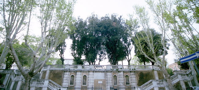 これは何だろ。公園の入口にしては立派だな。