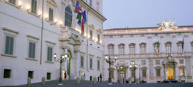 大統領官邸に到着。<br /><br />写真を撮ろうかなって思って建物に近付くと<br />警備員のおっちゃんにノ、ノと言われる。<br />建物自体、撮影禁止のよう。