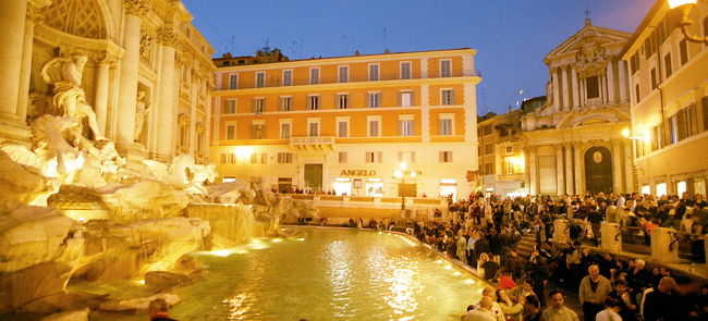 ほどなくトレヴィの泉に到着。<br /><br />世界中からの人たちでごった返しています<br />スリに注意！<br />それにしてもにぎやかだなあ。