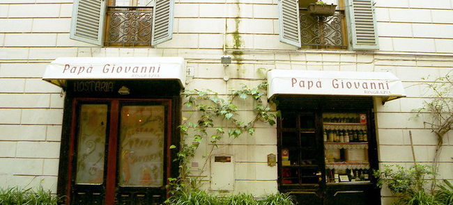 Papa Giovanniと書かれたお店。<br />パーパの店？