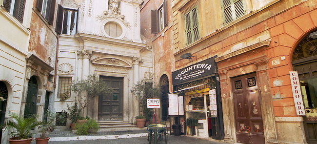 これはヨーグルトのお店、Yogurteria。<br />食べたかったけど、宿探しに必死で、<br />余裕がなかった。。。 <br />実は宿、なかなか見つからない。。。 <br /><br />あとで知ったのですが、<br />何と4/23→27まで3連休だったのです。<br />ちなみに<br />今日は復活祭<br />明日は復活祭の翌日<br />明後日はイタリア解放記念日 <br />そのあと、土日と続きます<br />5連休なのです 