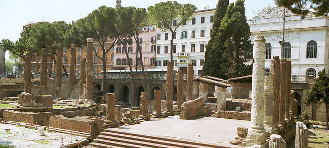 Area Sacra d. Argentinaの遺跡<br />ここローマでは、<br />町中に、ポンと遺跡があったりする。