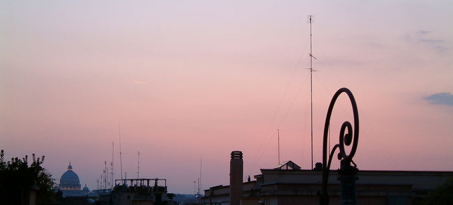 大統領官邸前の広場からは、<br />遠くに、教会の塔が見える。