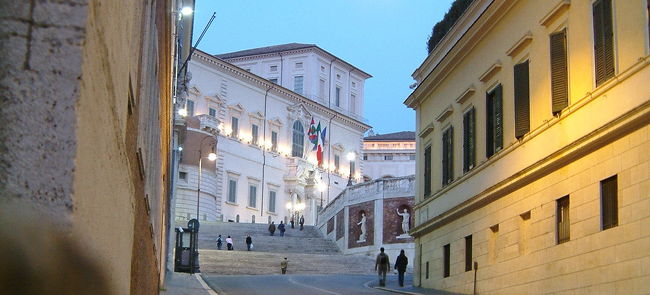 で、まずは「大統領官邸」を目指す。