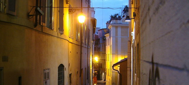 さあ、ではトレヴィの泉へ。<br /><br />裏通りを通って行く。