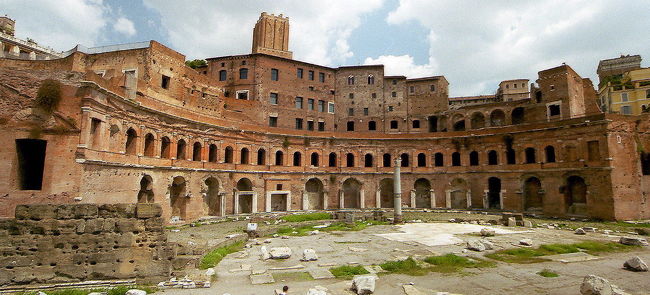 教会を行き過ぎると、<br />Fori Imperiali：フォーリ・インペリアーリ<br />（古代ローマの公共広場の集合体）のゾーン。 <br /><br />写真は、そのひとつ、<br />Foro di Triano（フォロ・トリアーノ）