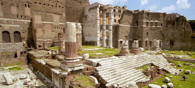 こちらはアウグストゥスのフォロ。<br />アウグストゥス帝（紀元前62〜紀元19年）の<br />台座が残っている