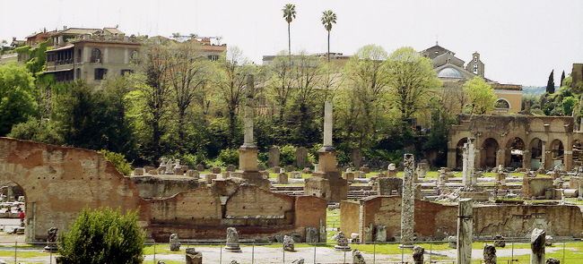 フォーリ・インペリアーリ前の道路をはさんで<br />フォロ・ロマーノ（ローマ市民の広場）があります