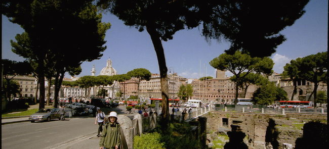 まわりには松の木がたくさん植えられています<br />まさに「ローマの松」ですね。