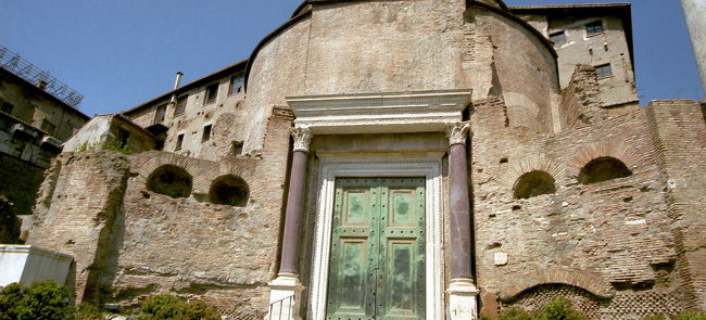 こちらはロムルスの神殿。 <br />神殿にしては、質素？と思いきや、<br />ガイドによると、もともと未完成とのこと。<br /><br />ではさあ、次の目的地、<br />「コロシアム」へと移動します。<br />ここからコロシアムへは徒歩圏。