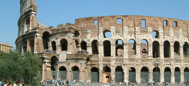 。。。で、コロシアムに到着〜<br />大きいです。