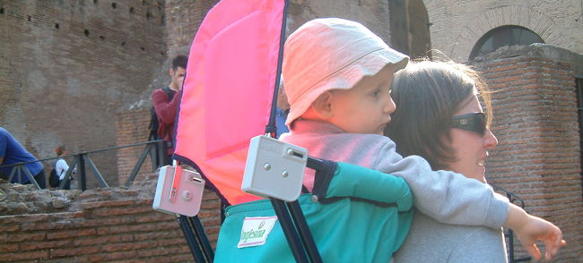 コロシアム周辺は、<br />観光地ムード溢れてます。<br /><br />そして、見学は長蛇の列。<br />何と1時間待ち。さすが5連休ですね（^^；<br />でも、待ってでも入りたい。<br />並びます。