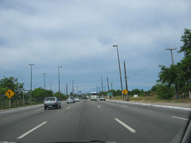レシフェからオリンダへの移動です。ここだけじゃないですがブラジルは車線変更をどんどん（当然ウィンカーなし）してくるので非常に恐ろしいです。
