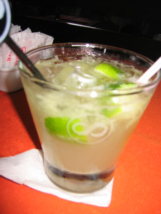 Caipirinhaです。何箇所かでカイピリーニャを飲みましたがここのが最高においしかったです。日本でもこの味がのめればいいのですが．．
