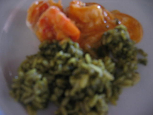 手ぶれしまくりですね。<br />食べ方はカレーの様にほうれん草ライスにスープをかけて食べます。美味です。