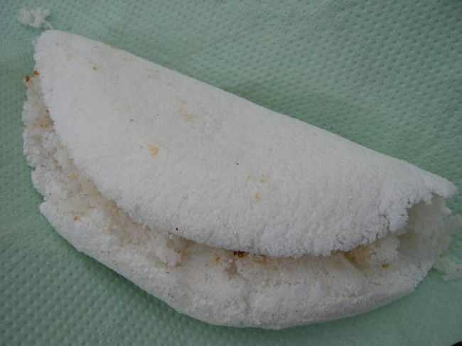 タピオカです。これはPOVILHOの粉に少々の水を混ぜ、それをフライパンで薄く延ばして焼いた生地に、チーズや干した肉、ココのすり下ろしやコンデンスミルク、バナナとシナモンなど、色々な具を挟んでいただく料理です。私はシンプルなものを注文したので中身はほとんどないものです。かぼちゃスープでお腹は一杯でしたがおいしく頂きました。<br />