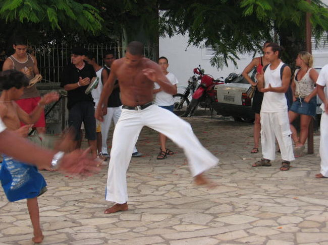 ブラジルの格闘技カポエイラです。格闘技といっても音にあわせて蹴りや足払いを繰り出して踊っているというのが正しいかも知れません。
