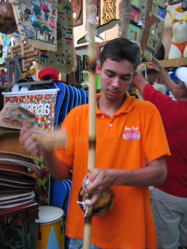 カポエイラに必須の弓のような形をした楽器「ビリンバウ」です。お土産に小さいものを買って帰りましたが、大きいものとはやはり音が違いました。