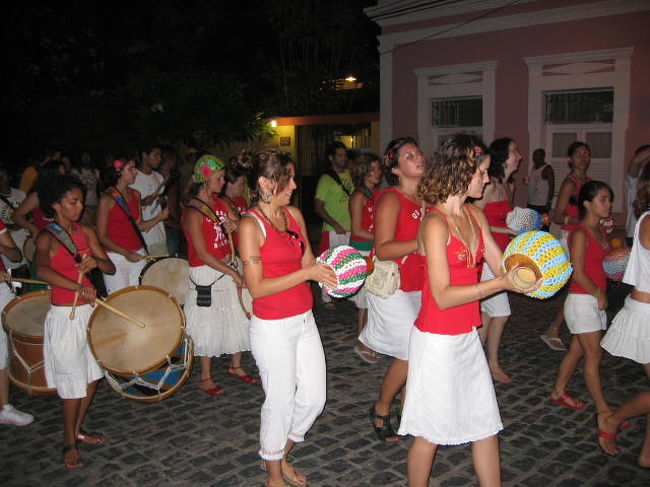 サンバの練習だそうです。ブラジル人は遊びが大好きです。