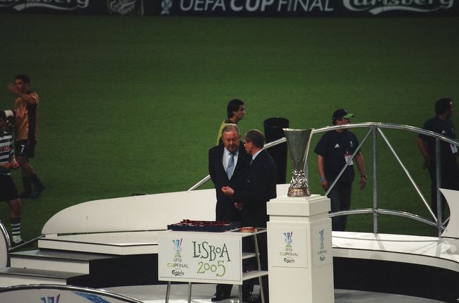 SPORTINGにメダル渡す前のヨハンソンとCUP