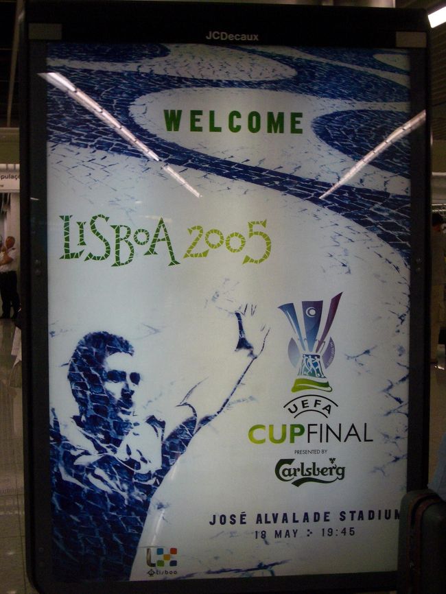 　空港の荷物受取場にあった　看板。<br />公式グッズも販売していた