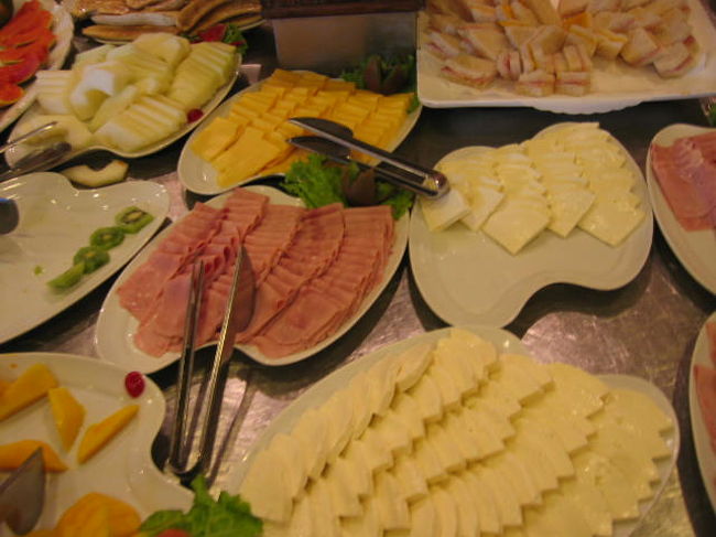 ホテルの朝食です。左下のマンゴーが絶品です。毎朝マンゴーを食べていました。