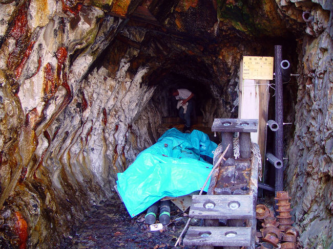 ＜夏油温泉元湯　洞窟の湯（岩手県北上市）＞<br />夏油温泉は谷間に様々な湯船があります。すこぶるいい感じで一押しの温泉の一つです。<br /><br />前、同じメンツで来たことがありまして、そのときに入った「洞窟の湯」リベンジが今回も目標。洞窟の奥から温泉がわいていますが、だんだん深くなっていくし、中は真っ暗。でも奥に入らないとちっとも暖かくない（というより冷たい）。恐怖を感じながら入る温泉でした。<br /><br />今回は装備もそろえ（ヘッドライトなど）、奥まで分け入る気持ちで来たもののこの有様。あまりに怖くて使われずに物置になったのか？