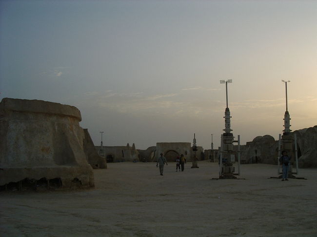 こんな砂漠のど真ん中でロケなんて…大変だったろうなぁ。ほんとに、周りは見渡す限り砂ばかりですから。<br />