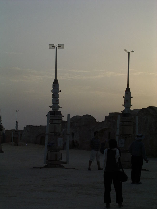 ま、でも建物の中には何もありませんが。裏はフツーにセットらしく、雑に作ってありました。<br /><br /><br /> <br />