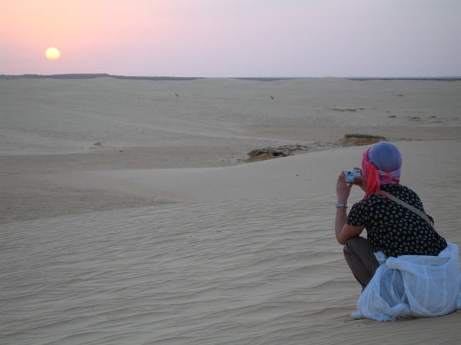 写真は、一緒に旅をしたlukaさんが撮ってくれたもの（ありがとうございました！）。知らない間に撮られている写真って、何気なくて良いですよね。<br />にしても私は相変わらず変な格好していますね。<br />スカーフを頭に巻こうとしていたら、見かねたランクルのドライバーさんがやってくれました