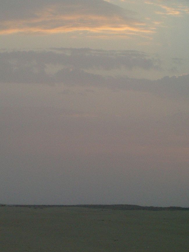 暫く夕陽を眺めた後、私たちを一日中照りつけていた太陽はついに地平線へと沈み見えなくなりました。<br /><br />砂漠は昼間とても暑いし、来るのもそれなりに大変だけれど、なんとも云えない魅力があります。<br />一度行くと、病み付き。砂漠で日が沈むのを見ると、本当に自分が大きな世界の中の小さな存在なんだなぁと思います。<br />