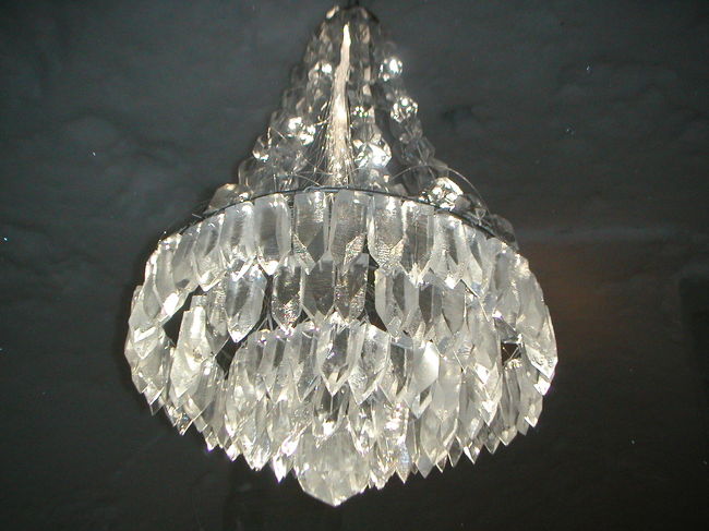 アイスホテルのシャンデリア。これも氷でできている。