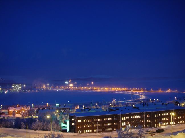 ホテルの部屋の窓から、きれいな夜景が見えた。空は晴れている。