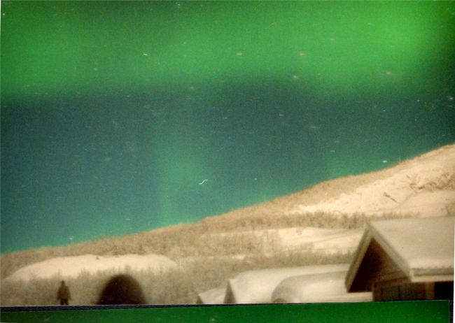 ただ、当日は満月で、澄み切った夜空に、本当にきれいな満月が、山あいの空を穏やかな光で照らしていた。<br />これがなければ、もっと鮮やかなオーロラが見れただろうと、ちょっと満月をうらんだが、ま、これだけきれいなオーロラが見れたのだから、満足と言わざるを得まい。写真には撮れなかったが、ピンクも混じったカーテンのようなオーロラもあった。