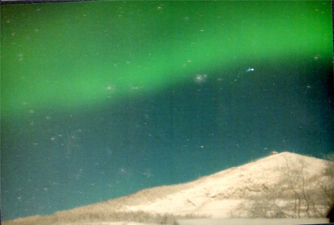 夜９時半過ぎ、公園で見ていたら、犬の散歩で通りがかったキルナの町の人が、「もっときれいに見えるところがある。１０分だ。」と言って連れて行ってくれたところは、町のはずれの山をまじかに臨むところ。町の明かりが届かないので、きれいに見える。そこから、本当にすばらしいオーロラが見れた！　<br />　