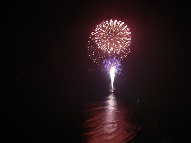ワイキキビーチでの新年を祝した花火