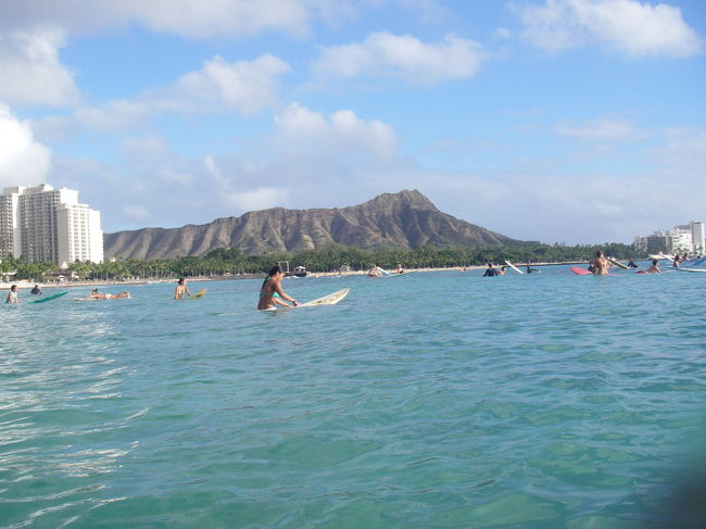 ワイキキビーチで波待ちをしながら望むダイヤモンドヘッド