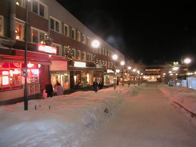 キルナの町。ホテル前のショッピング街のよう。氷柱が立っていて、きれい。