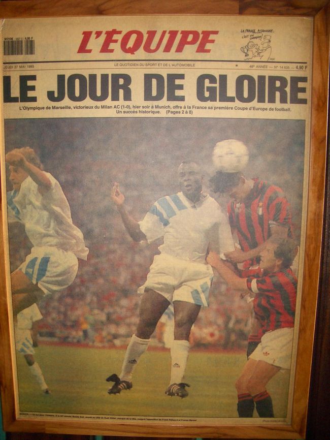 　八百長疑惑の取り消しを受けたが、<br />　ミラン相手に決勝で勝った翌日の<br />レキップ誌の一面。<br />　ライカールト＆デサイーの競り合いに<br />　バレージとルディー・フェラーだと推測