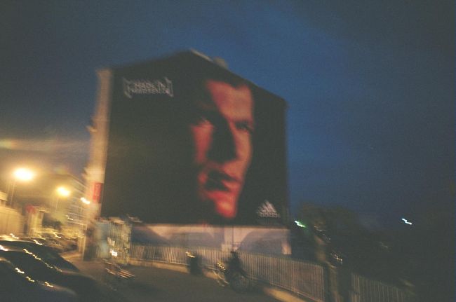 ピン・ボケしているが<br />made in marseille のADIDASの看板